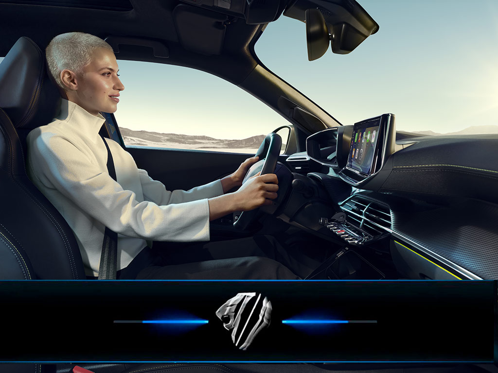 Woman driving the new PEUGEOT E-2008