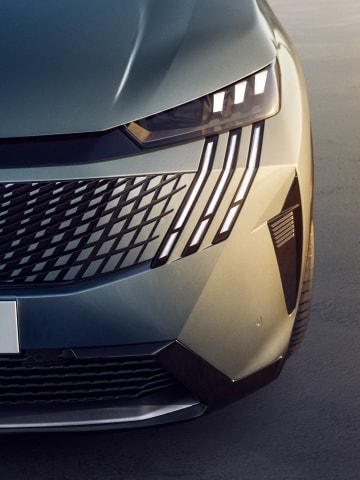 PEUGEOT E-5008 Scheinwerfer mit PEUGEOT PIXEL LED