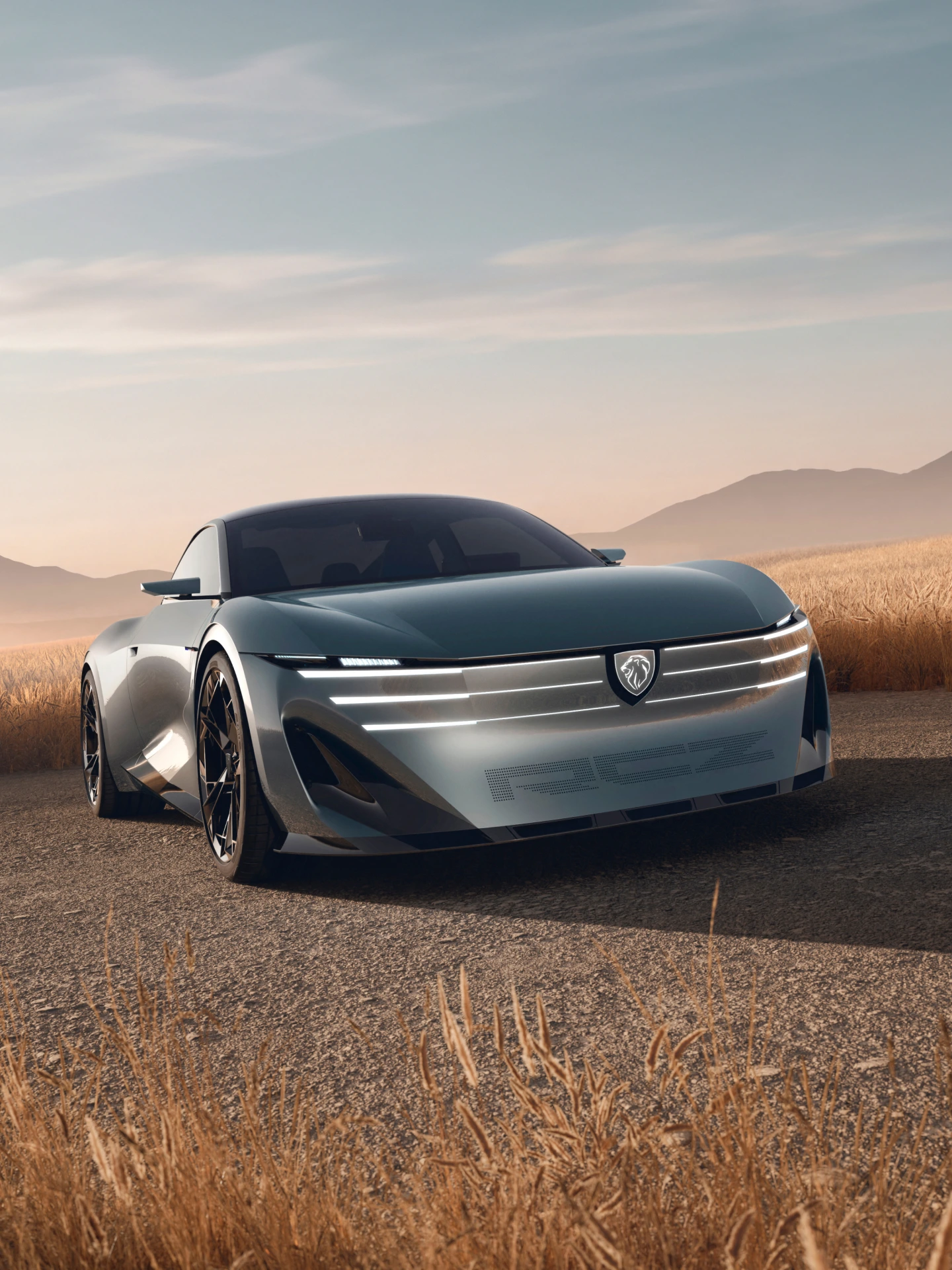 Frau vor dem PEUGEOT RCZ Vision Concept Car