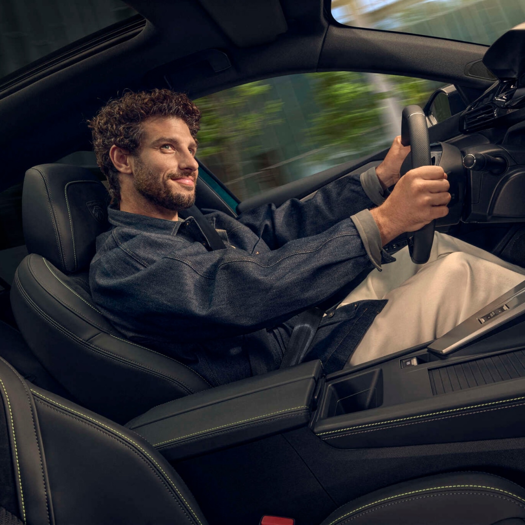 Mann am Steuer des neuen PEUGEOT 308