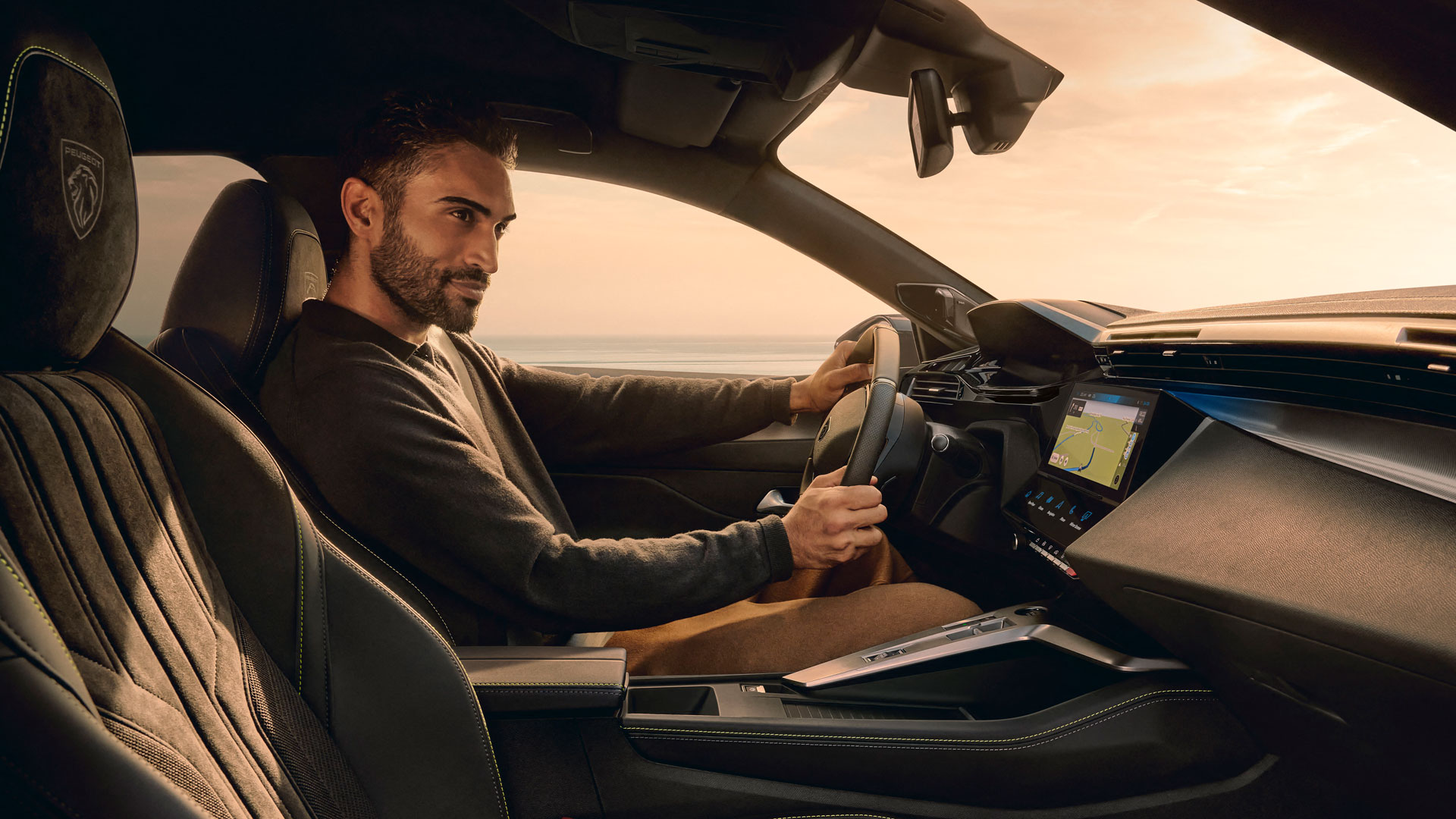 Mann am Steuer des neuen PEUGEOT E-408