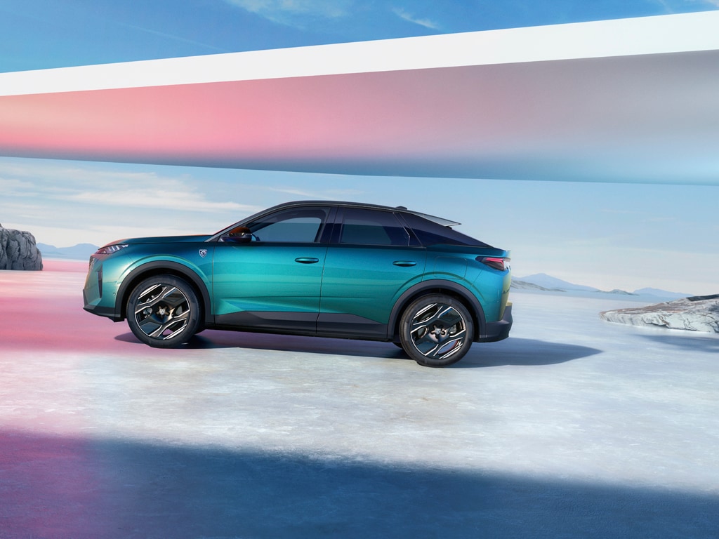 New PEUGEOT 3008 Plug-In Hybrid Obsession Blue profile view