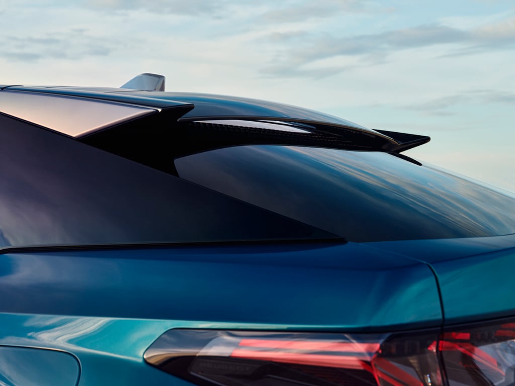 New PEUGEOT 3008 Plug-In Hybrid Blue Obsession floating spoiler