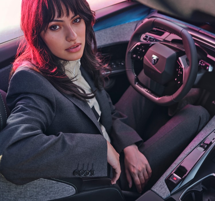 Woman on board the new PEUGEOT 3008 Hybrid