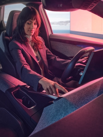 Woman on board the new PEUGEOT E-3008