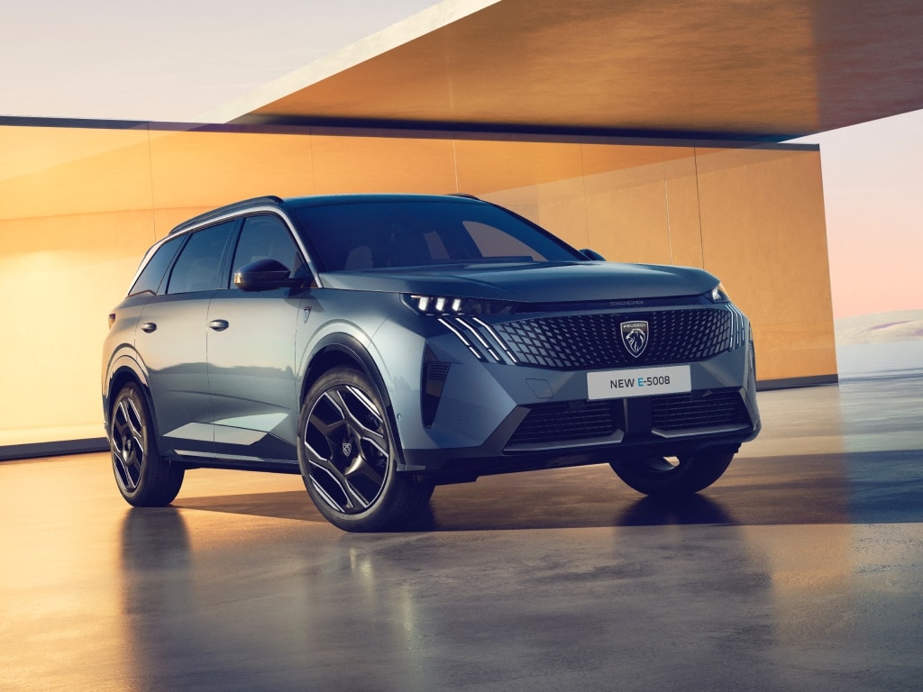 Der neue PEUGEOT E-5008 in der Farbe Ingaro Blau, Seitenansicht
