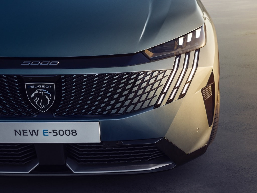 Der neue PEUGEOT E-5008 in der Farbe Ingaro Blau, PEUGEOT LED-Pixel-Scheinwerfer