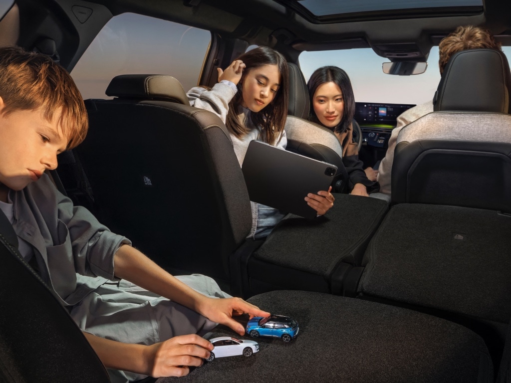 Eine Familie an Bord des E-PEUGEOT 5008