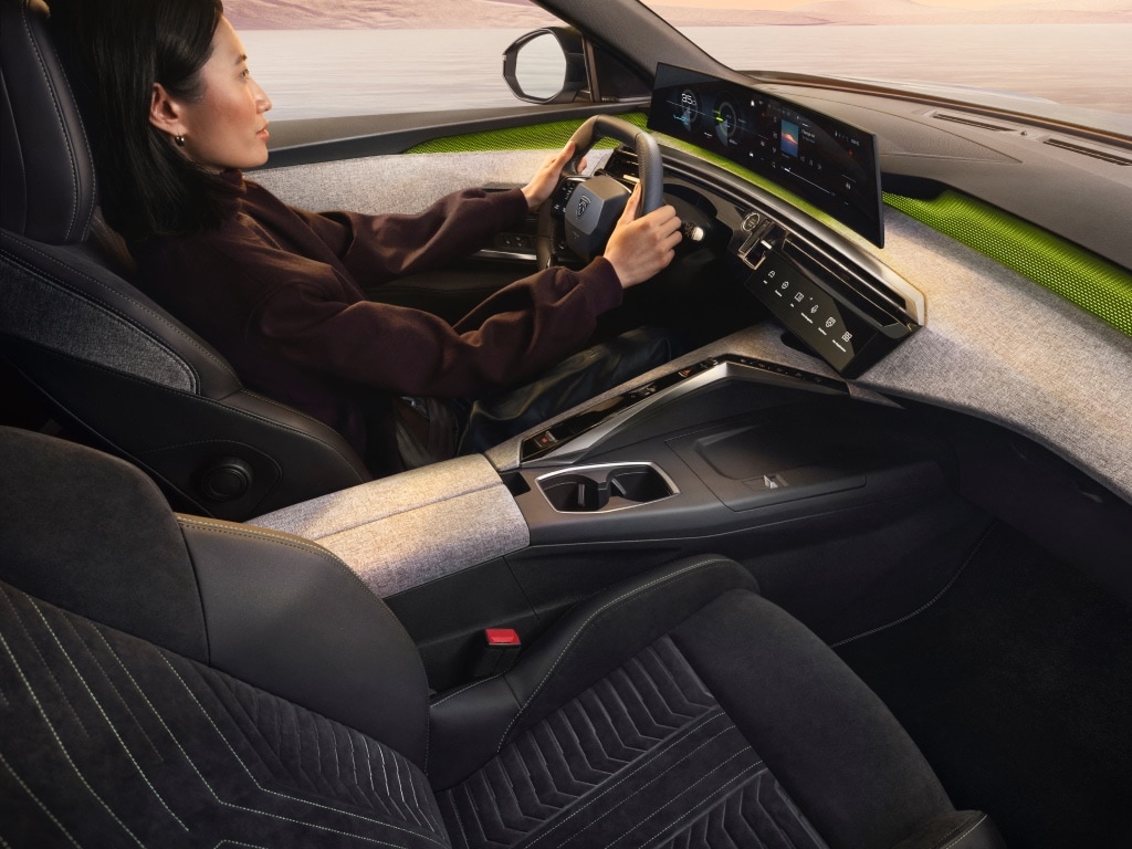 Eine Frau an Bord des neuen PEUGEOT E-5008
