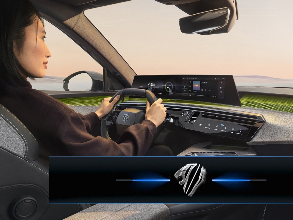 Eine Frau am Steuer des neuen PEUGEOT E-5008