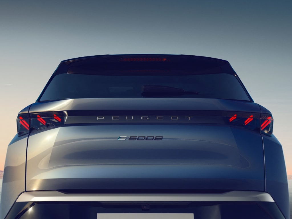 Der neue PEUGEOT 5008 Hybrid in der Farbe Ingaro Blau, Rückansicht
