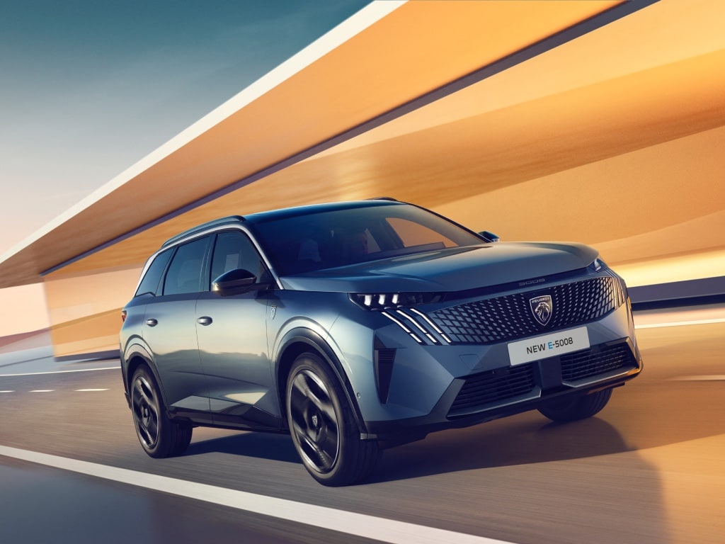 Der neue PEUGEOT E-5008 in der Farbe Ingaro Blau, Frontansicht