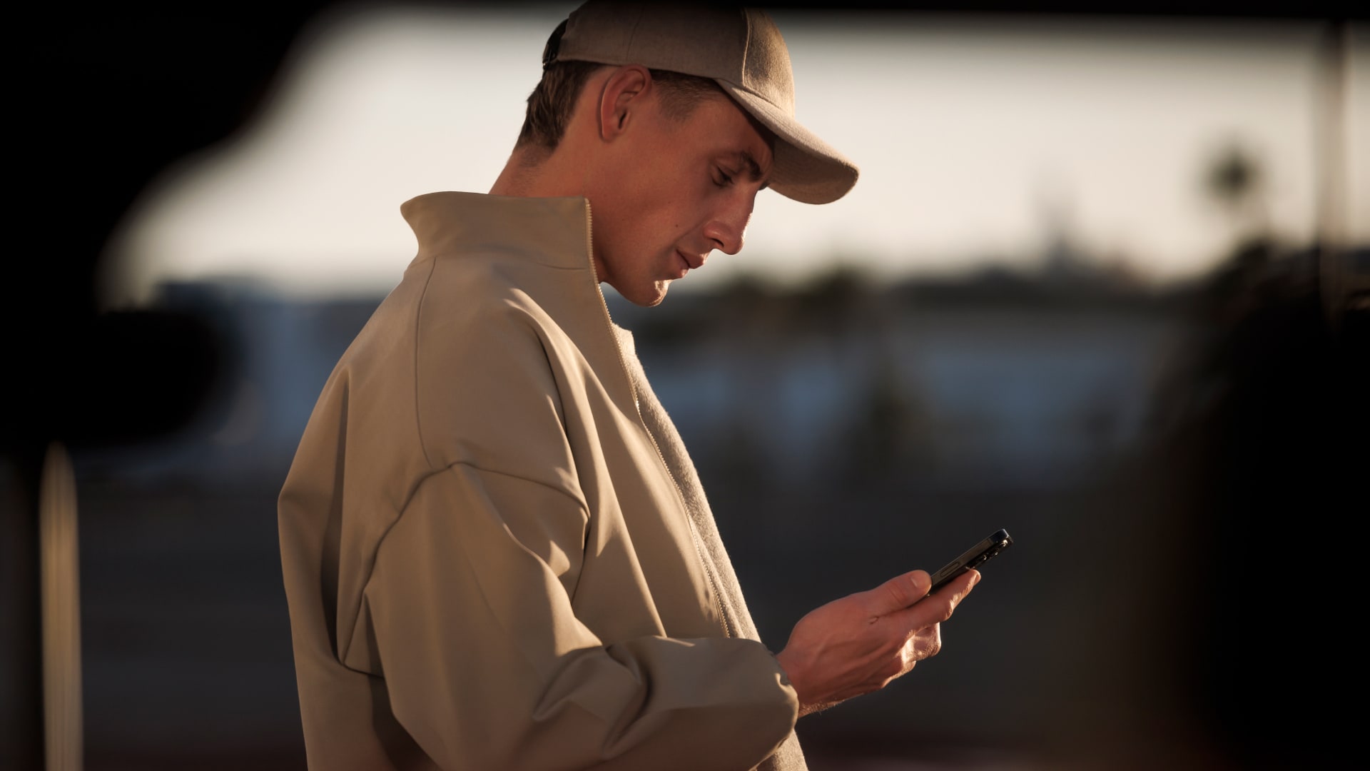 PEUGEOT E-5008 Mann mit Smartphone