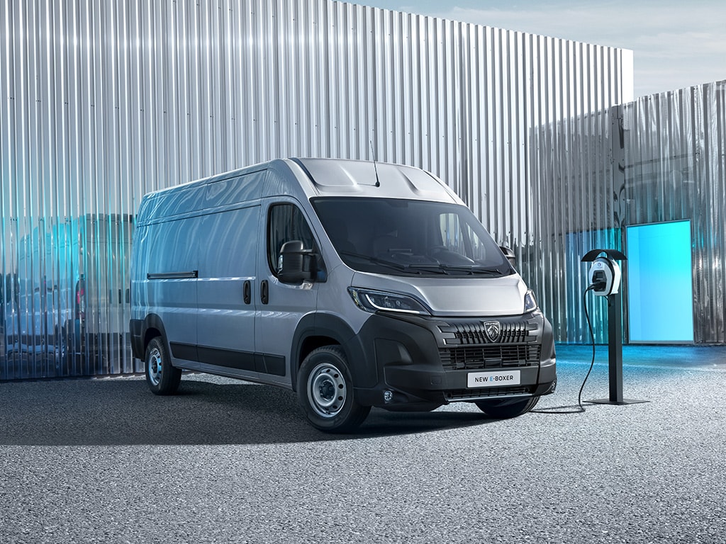PEUGEOT E-BOXER mit Elektroladestation