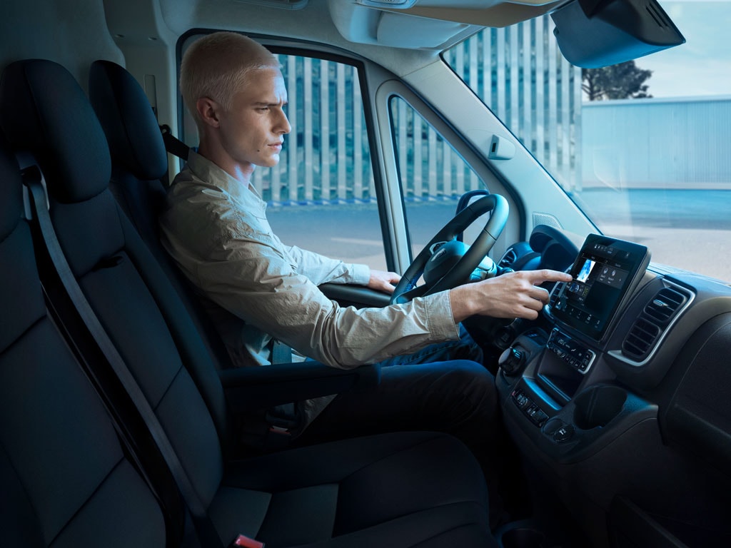 Neuer PEUGEOT E-BOXER connected services