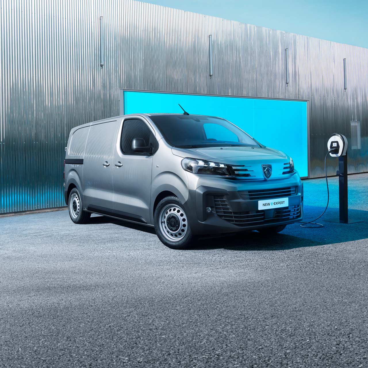 PEUGEOT E-EXPERT an einer Ladestation