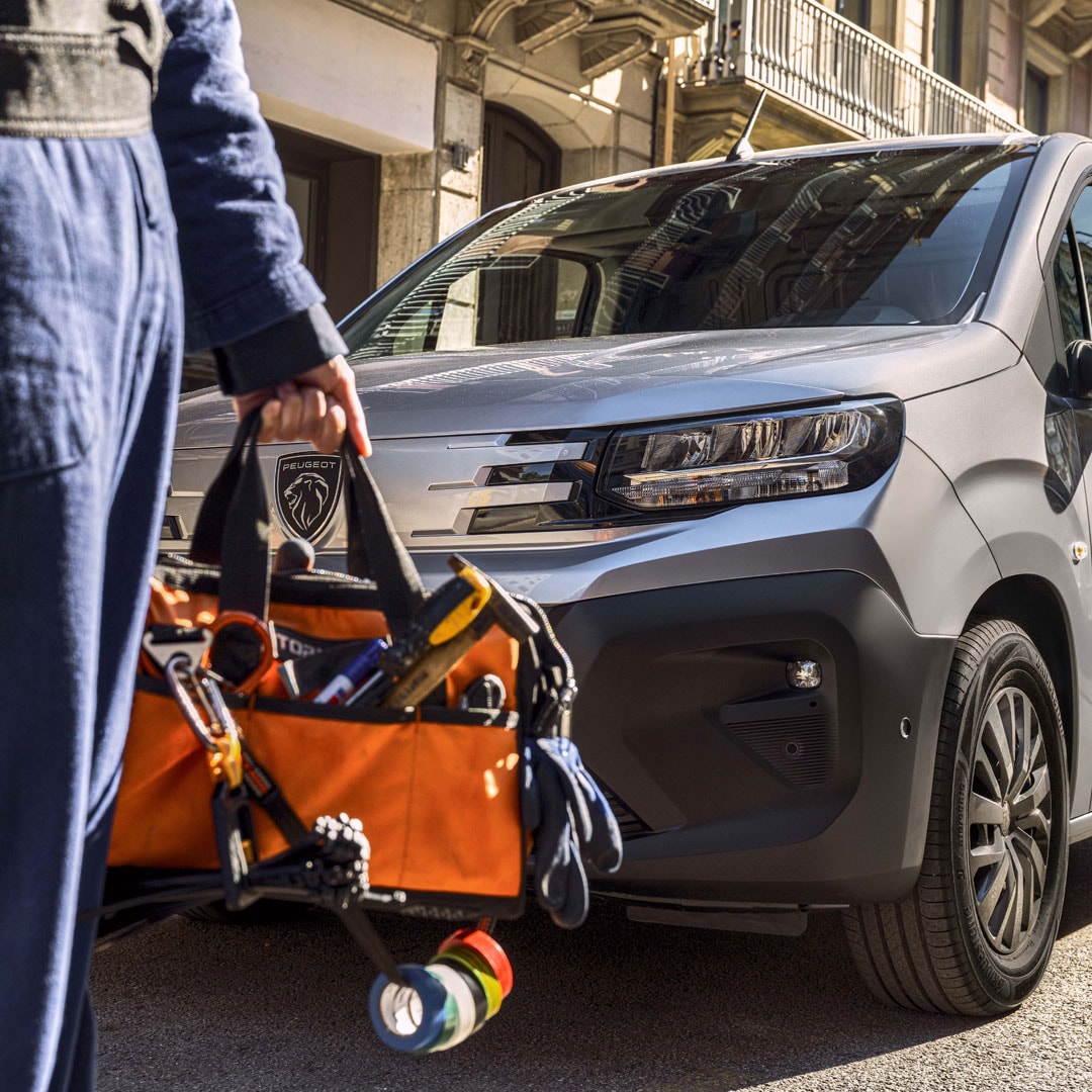 Frau vor einem PEUGEOT Partner