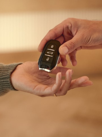 Neuer PEUGEOT E-408 Hybrid Schlüsselübergabe