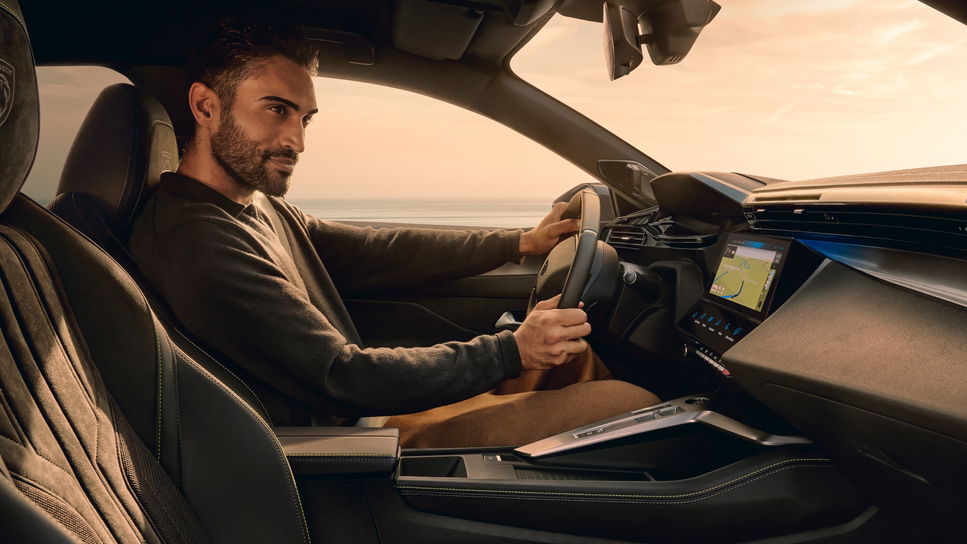 Mann beim Fahren eines PEUGEOT